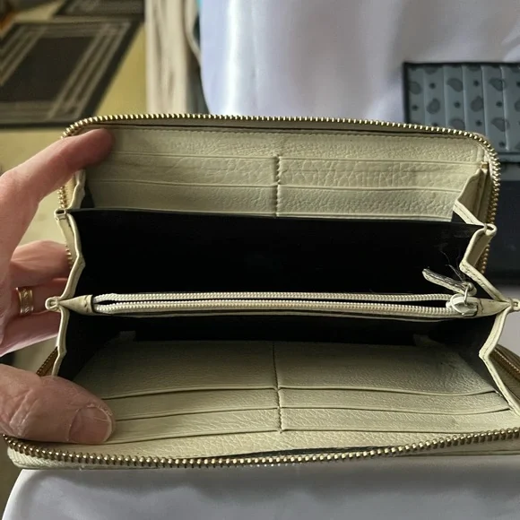 Gucci Red, Black and Cream Wallet Collection Set of Four - Picture 5 of 6